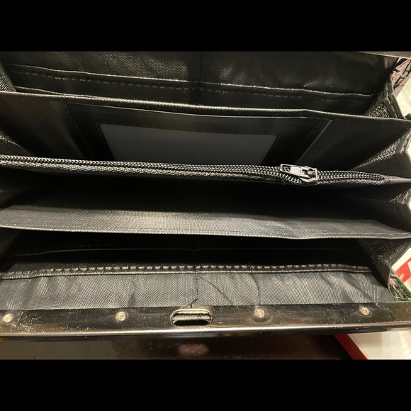 Black ladies  patent leather wallet New in Box - Picture 4 of 5